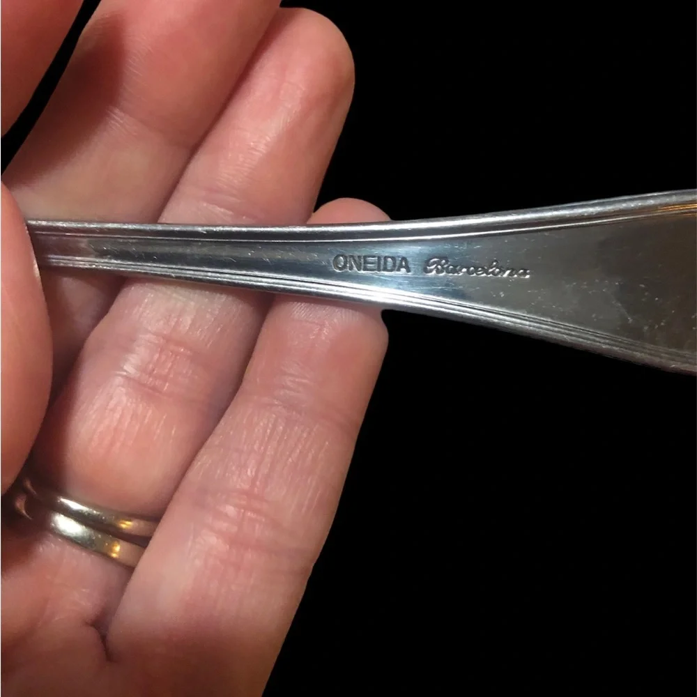 2 Oneida Barcelona Stainless Spoons 6